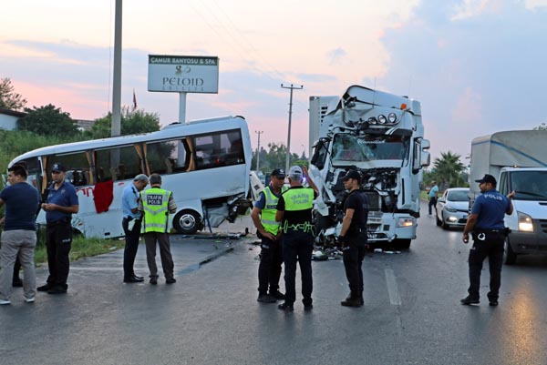 Автобус с российскими туристами столкнулся с фурой в Турции - «Новости Туризма»
