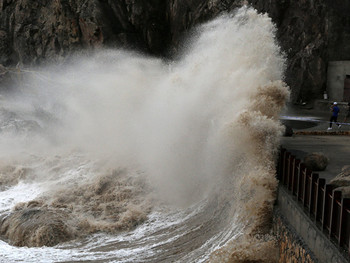 На Владивосток надвигаются два тайфуна с четырехметровыми волнами - «Новости туризма»
