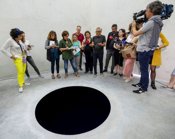 В Португалии турист провалился в арт-инсталляцию в виде дыры - «Новости туризма»