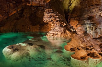 Во Франции испанских туристов заперли в пещере - «Новости туризма»