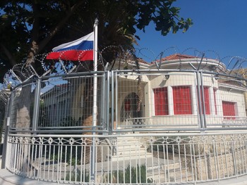 На Кипре психически нездоровый мужчина напал на консульство РФ - «Новости туризма»