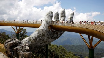 Во Вьетнаме появился мост, который поддерживают огромные ладони - «Новости туризма»