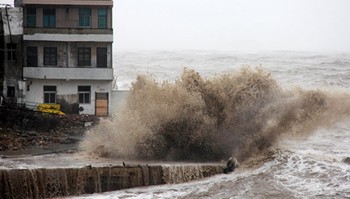На восток Китая обрушился тайфун "Ампил": эвакуировано 400 тысяч человек - «Новости туризма»