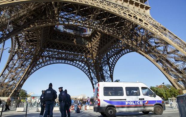 В Париже на улицы вывели дополнительно 5000 полицейских, чтобы защитить туристов от карманников и мошенников - «Новости»
