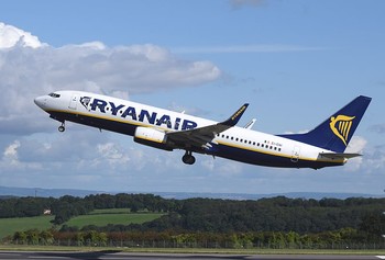 Из-за падения давления в салоне самолёта Ryanair пострадали 33 пассажира - «Новости туризма»