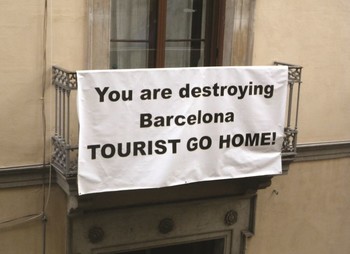 В Барселоне противники массового туризма напали на туристический автобус - «Новости туризма»