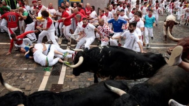 Не для слабонервных: на испанском фестивале быки покалечили людей. Фото - «ИСПАНИЯ»
