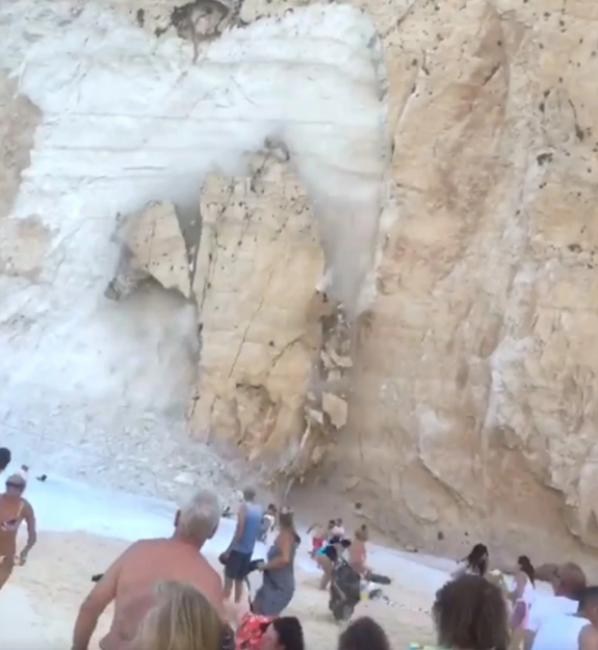 На популярном курорте Греции скала рухнула на туристов: фото и видео ЧП - «ГРЕЦИЯ»