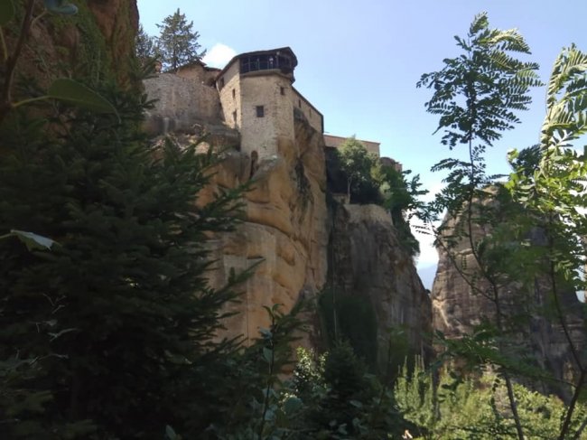 Висят в воздухе: журналистка показала невероятные скалы Греции  - «ГРЕЦИЯ»