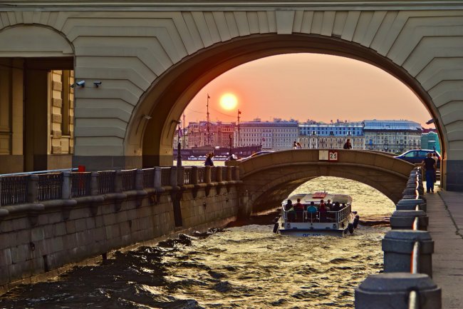 Петербургские попрошайки начали зарабатывать на экскурсиях по рекам и каналам - «Новости»