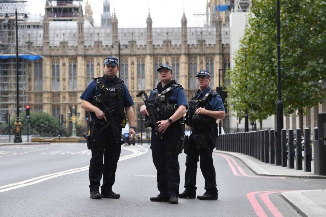 В Лондоне у здания парламента автомобиль врезался в толпу, наезд сочли терактом - «Новости»
