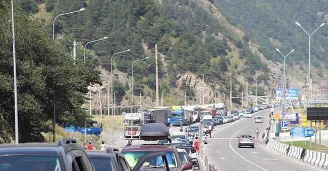 Не прошло и месяца: Ростуризм предупредил туристов об огромной очереди при въезде в Грузию - «Новости»