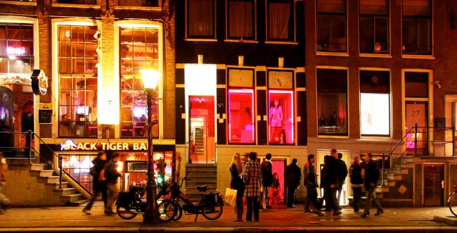 Штрафы, закрытие улиц и красные коды – как Амстердам борется с туристическим избытком - «Новости»
