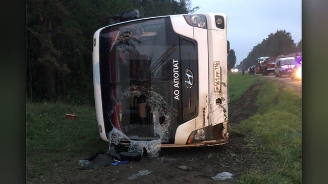 Экскурсионный автобус с туристами попал в аварию под Петербургом - «Новости»