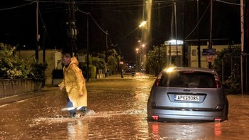 В Греции три человека пропали без вести во время урагана "Ксенофон" - «Новости туризма»