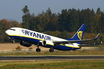WizzAir и Ryanair меняют правила провоза багажа и ручной клади - «Новости туризма»