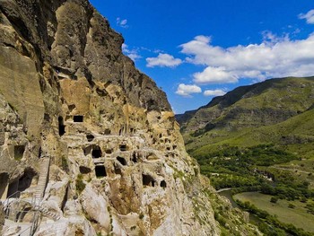 В Грузии из-за угрозы обрушения закрылся пещерный монастырь - «Новости туризма»