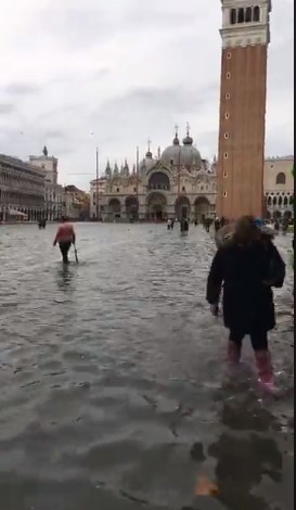 Знаменитая площадь в Италии ушла под воду: видеофакт - «ИТАЛИЯ»