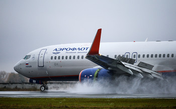 Самолёт вернулся в Красноярск из-за открытия багажного отсека - «Новости туризма»