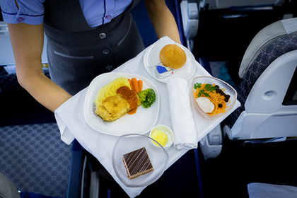 Названы авиакомпании с лучшей и худшей едой на борту - «Путешествия»