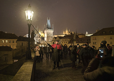 На Карловом мосту в Праге туристы вновь смогут встретить фонарщика - «Лента туристических новостей»