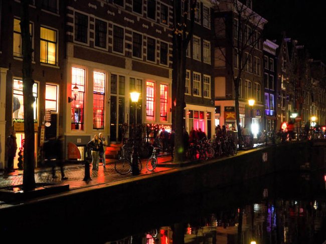 Туристы выступили против идеи властей Амстердама перенести квартал Красных фонарей - «Новости»