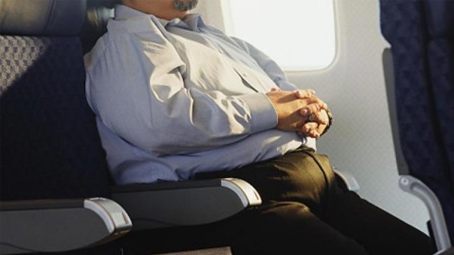 Туриста заклинило в самолёте из-за толстого соседа, теперь он судится с British Airways - «Новости»
