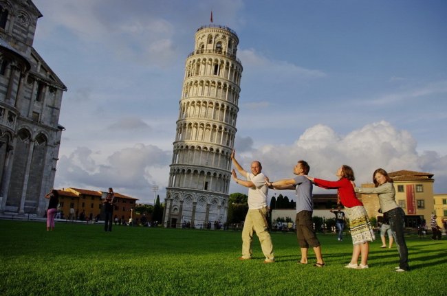 Соцсети шутят: Пизанскую башню выпрямили туристы - «Новости»
