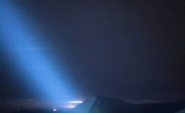 Новости об НЛО: Синие лучи в небе над Гавайями, НЛО запускает ракеты в сторону Солнца, спутник НАСА снял два НЛО - «Тайны Космоса»