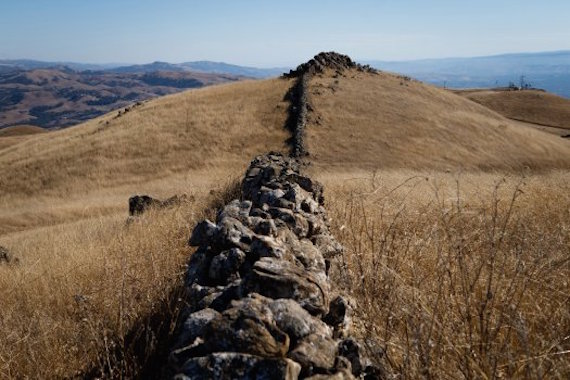 Загадка древних каменных стен Калифорнии (8 фото) - «Загадочные Сооружения»