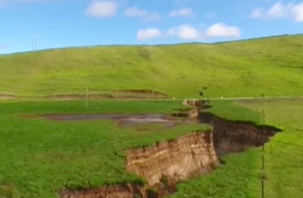 Огромная трещина в Новой Зеландии явила миру 60-тысячелетние вулканические слои (5 фото) - «Катаклизмы»
