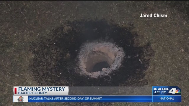 На газоне в Арканзасе обнаружили загадочную горящую дыру (5 фото + видео) - «Планета Земля»