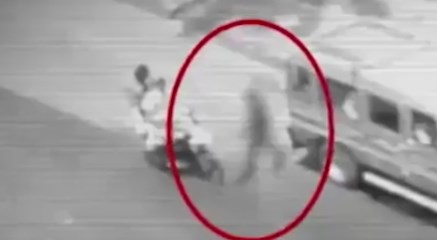 На Филиппинах засняли переходящего улицу «человека-тень» (3 фото + видео) - «Призраки»