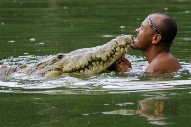 Самое массовое поедание людей крокодилами (5 фото) - «Планета Земля»