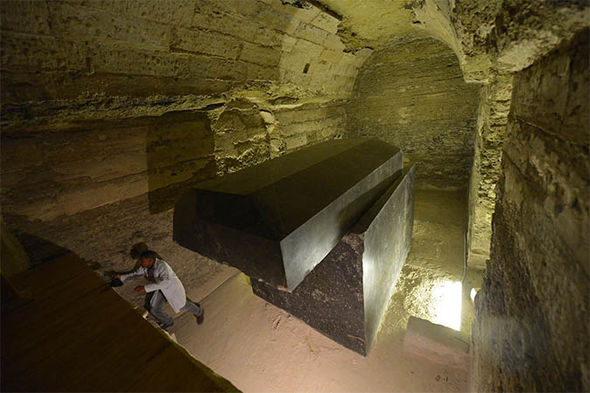 Тайна 24 черных ящиков, обнаруженных возле Египетских пирамид Гизы - «Загадки Истории»