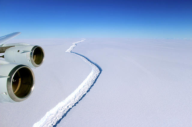 Ледник Ларсена в Антарктиде почти откололся от материка и скоро станет огромным айсбергом (3 фото) - «Планета Земля»