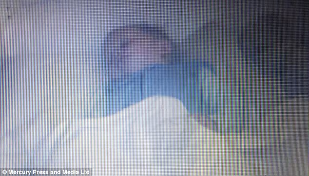 В детской засняли ребенка-призрака, спящего в одной кровати с реальным ребенком (5 фото) - «Планета Земля»