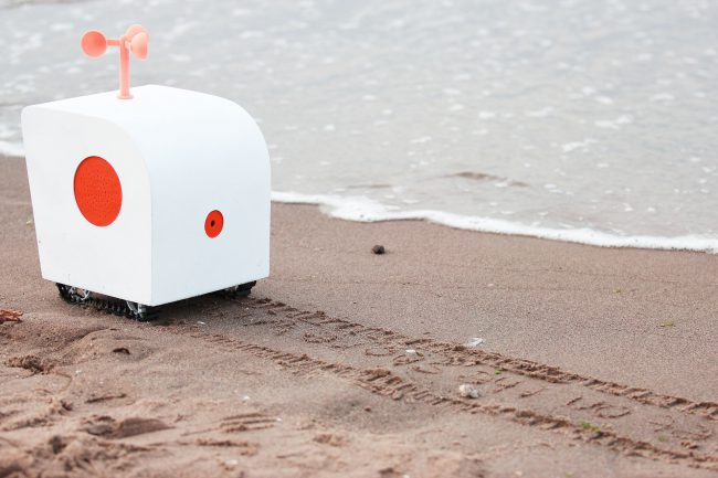 Чувственный робот-поэт слушает чаек и пишет стихи на песке (2 фото + видео) - «Новые технологии»
