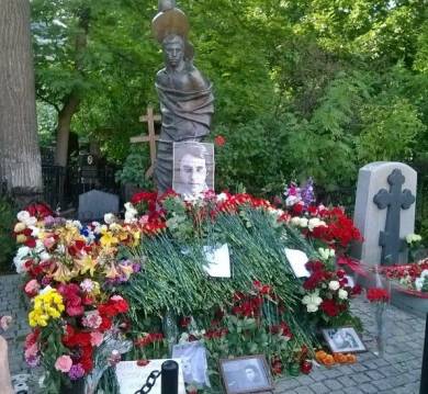 Десятки людей на Ваганьковском кладбище увидели призрак Высоцкого - «Призраки»