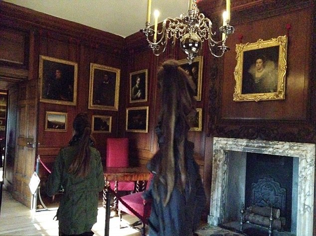 Школьница засняла Серую Леди, призрак дворца Хэмптон-Корт (3 фото + видео) - «Призраки»