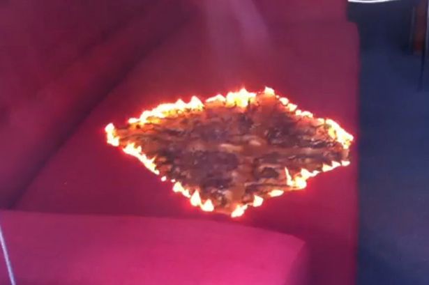 Огненный полтергейст выжег на диване дыру в виде квадрата (2 фото) - «Призраки»