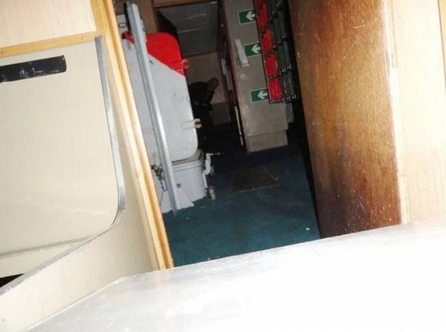 Заснятый на военном корабле призрак с топором напугал рабочих (2 фото) - «Призраки»