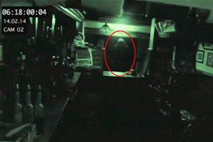 В старейшем британском пабе сняли на видео «призрака» (1 фото) - «Призраки»