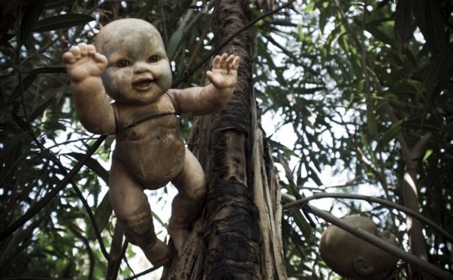 Небольшой мексиканский остров полностью «населен» страшными разваливающимися куклами (14 фото) - «Гиблые зоны»