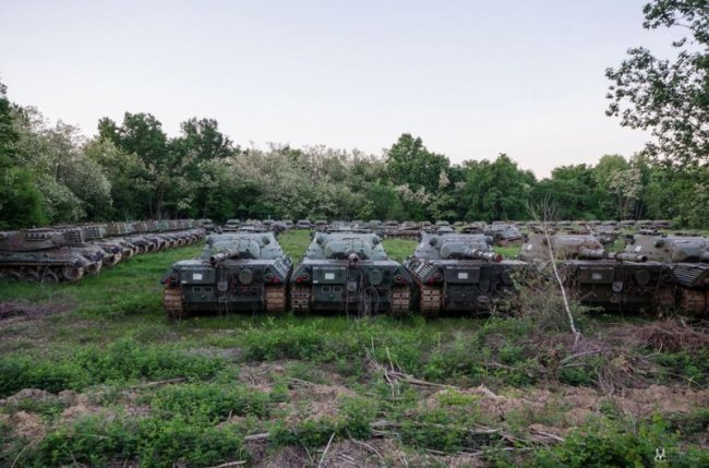 Массивное кладбище танков где-то в Европе (8 фото) - «Гиблые зоны»