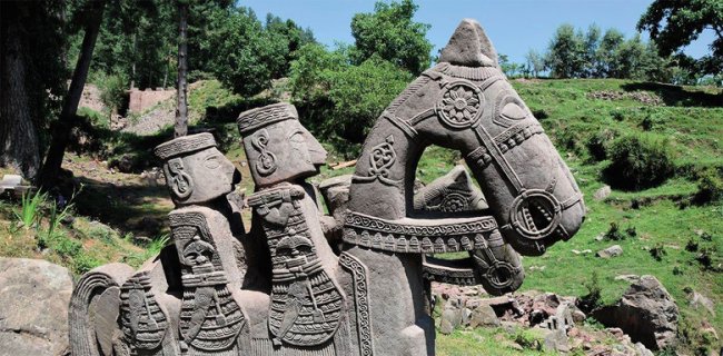 В Гималаях нашли ритуальные комплексы с необычными каменными всадниками (4 фото) - «Загадочные Сооружения»