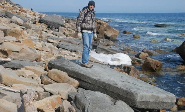 Древняя каменная плита с металлическими вкраплениями на берегу острова Русский (6 фото + видео) - «Загадочные Сооружения»