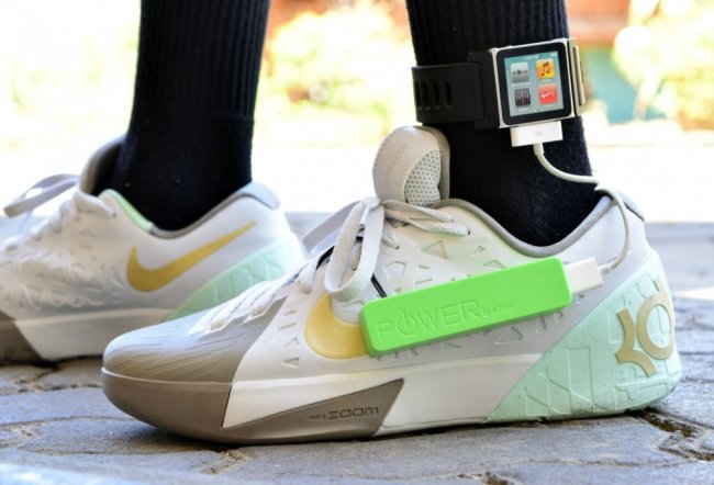 15-летний подросток создал кроссовки, заряжающие смартфон (1 фото + 1 видео) - «Индиго»