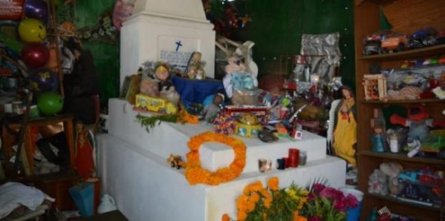В Мексике могила умершего 85 лет назад младенца считается чудотворной (2 фото + видео) - «Мистика»