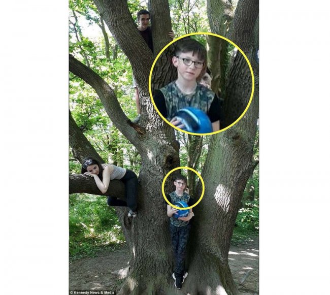 На снимке мать увидела голову ребенка-призрака, выглядывающего из-за плеча ее сына (4 фото) - «Призраки»